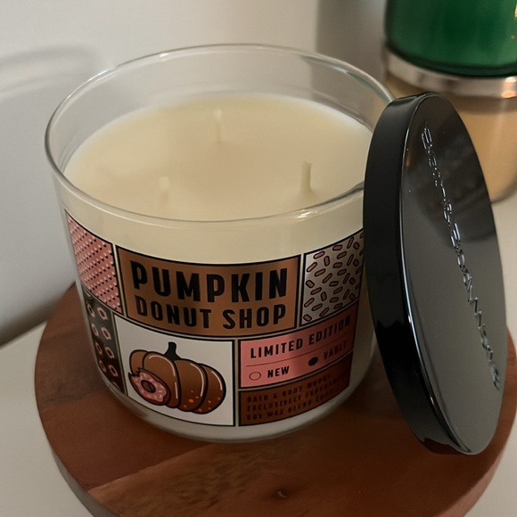 Pumpkin Donut Shop candle Bath & Body Works - Picture 2 of 3
